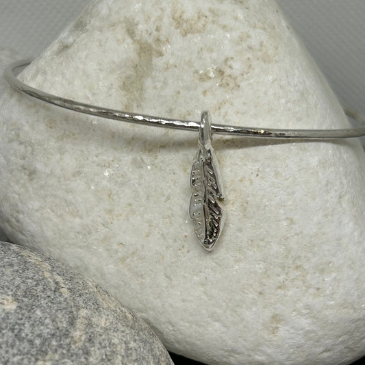 SIGNATURE CHUNKY FEATHER CHARM BANGLE