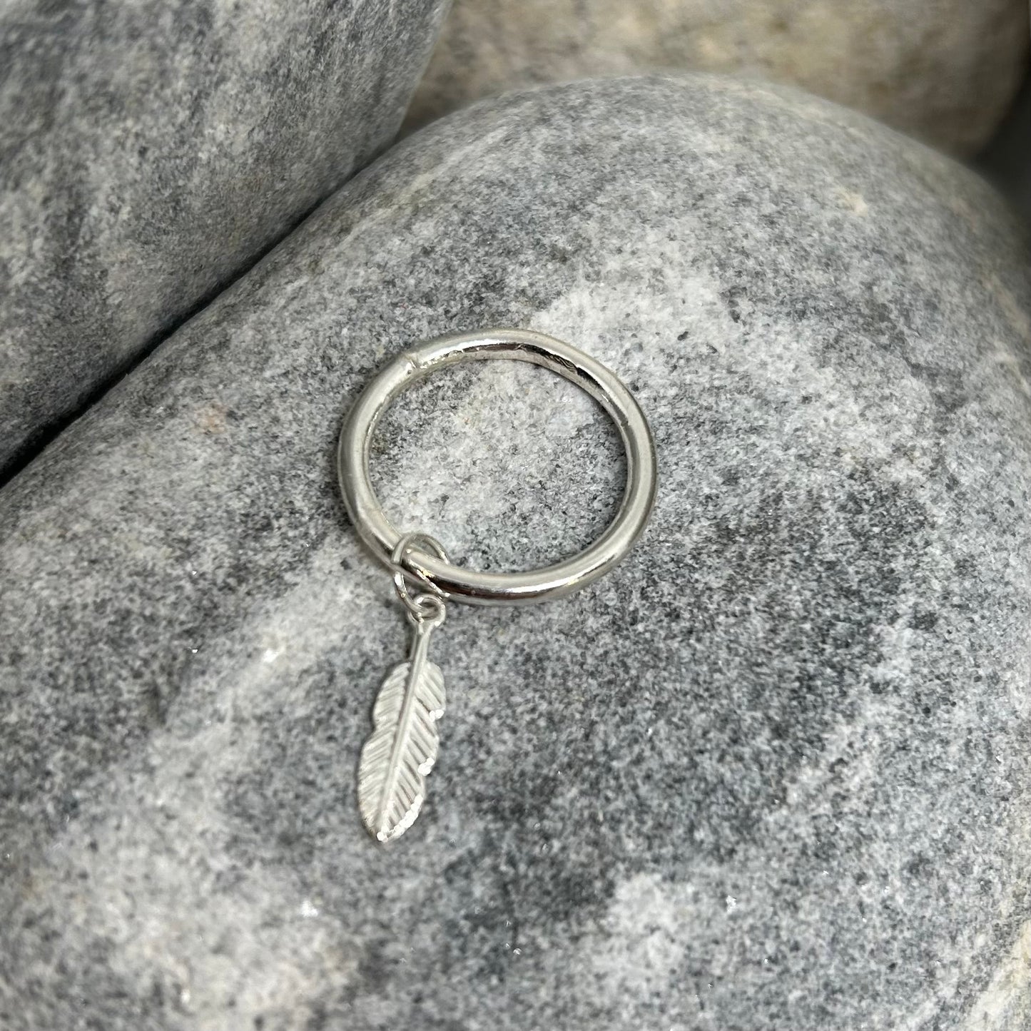 DAINTY DANGLE FEATHER RING